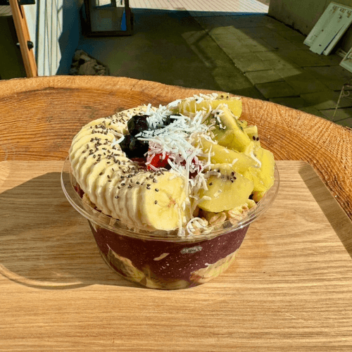 有田パフェとアサイーのアンスリュームの新作キウイのアサイーボウルの写真